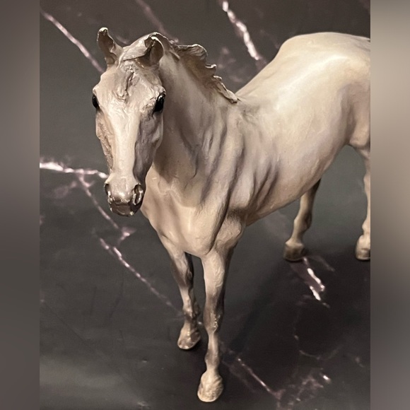 Breyer Horse Classic Freedom Pearly Grey Glossy Thoroughbred Horse - Picture 4 of 6